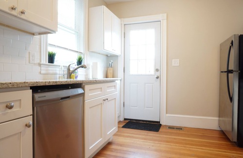 Off Broadway House | ★ 6BR/6BA | Perfect for Groups | Walk to it ALL! ★