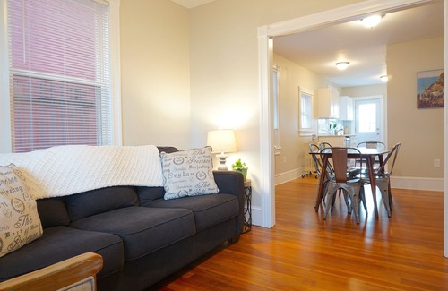Off Broadway House | ★ 6BR/6BA | Perfect for Groups | Walk to it ALL! ★