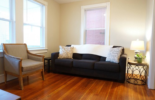 Off Broadway House | ★ 6BR/6BA | Perfect for Groups | Walk to it ALL! ★