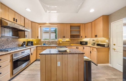 Pico - Robertson House | 6BR Villa with Pool, Jacuzzi & Game Room, Walk to Rodeo Drive