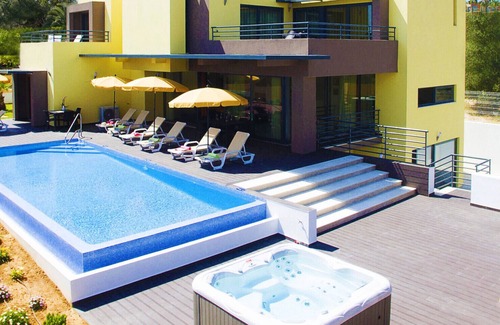 Armacao de Pera Villa | 6BR w/Heatable Pool, Jacuzzi & Games Room