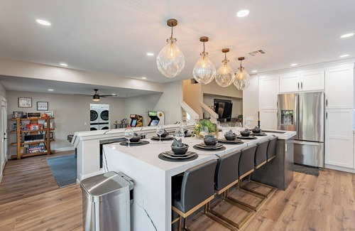 Glendale House | 6BR Wonder w/Heated Pool/Hot Tub/Game Room