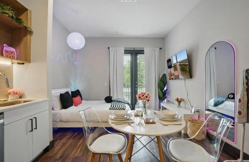 North Burnet Apartment | 6min to Domain,12min DT Studio with Pool and Free Parking