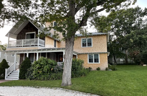 East Chop House | 7/6-7/13 AVAILABLE DUE TO LAST MINUTE CANCELLATION! Walk to Beach!