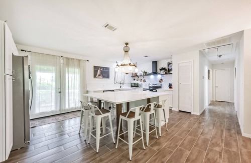 Alvin House | ~ 7 Acres Ranch~ Fully remodeled in 2025