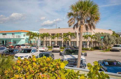 Pass-a-Grille Historic District House | 7 - Beach Club at Pass-A-Grille