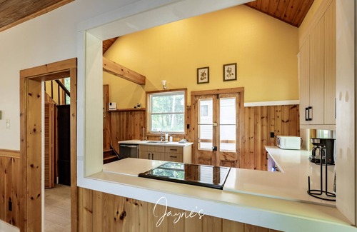 Muskoka Lakes Cottage | 7 bed 4 bath cottage with 300ft waterfront on Lake Rosseau