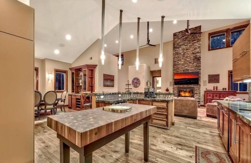 Y Area House | 7 bedrooms, 5.5 baths, jacuzzi, full-size bar, 4 miles to casinos, Heavenly ski