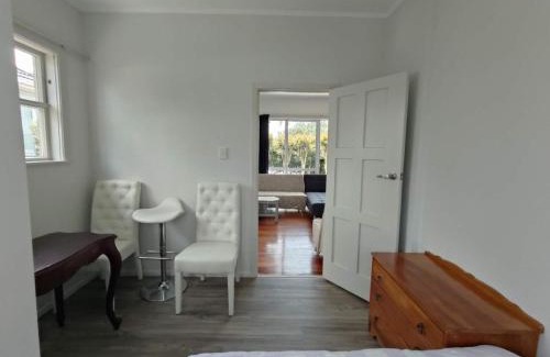 Mount Albert House | 7 Beds including 4 Double Beds, 1 Single Bed, 2 Double Sofa Beds Serviced House A