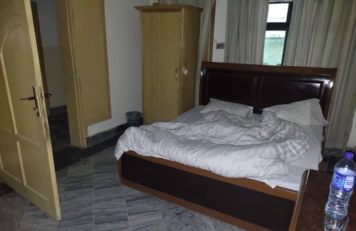 Peshawar Hotel | 7 Cs Guest House