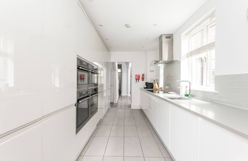 Bootham House | 7 Longfield Terrace · Gorgeous Central 5 Bed House in York with Parking I Pass The Keys