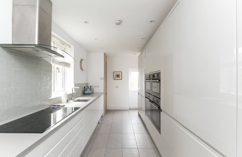 Bootham House | 7 Longfield Terrace · Gorgeous Central 5 Bed House in York with Parking I Pass The Keys