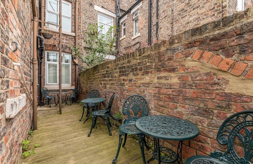 Bootham House | 7 Longfield Terrace · Gorgeous Central 5 Bed House in York with Parking I Pass The Keys