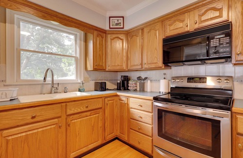 Seekonk Cottage | 7 Mi to Downtown Providence: Quiet Apt in Seekonk