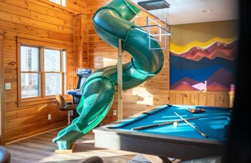 Wolf Laurel House | 7 Min From Hatley Pointe Views HotTub Fire Pit