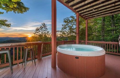 Wolf Laurel House | 7 Min From Hatley Pointe Views HotTub Fire Pit