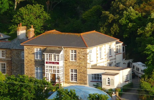 Portreath Apartment | 7~Short walk~Beach~Pubs~Shops: Chlorine safe Pool and Hot tub, Games room, WiFi