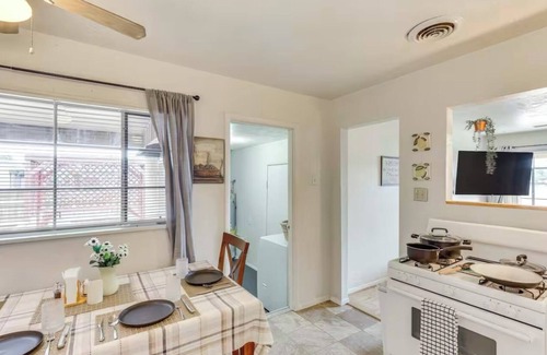 Farmington House | 700ft From Starbucks! Townhouse ! Central Location!