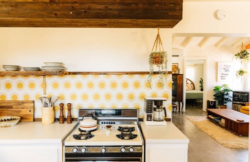 Yucca Valley House | 70s Vibes with Hot Tub & Pool! The Coyote House