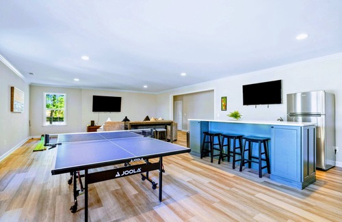 Mineral House | 7BR Private Cove Lakefront Lake Anna Beach & Dock