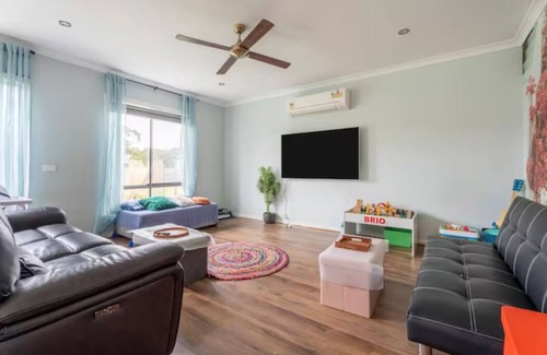 Ferntree Gully House | 7BRM+3bath+11beds-close to Knox central apartment hotel -New for big groups
