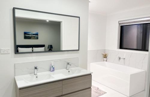 Hamilton House | 7th Heaven on Waikato River