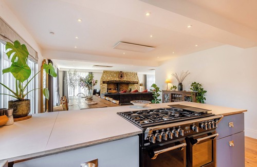 Eccles Cottage | 8 bedroom accommodation in Bluebell Hill, near Chatham