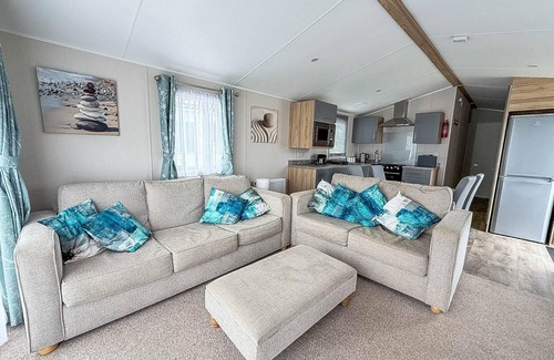 Hopton House | 8 berth caravan with decking and WiFi at Broadland Sands Park ref 20064CF