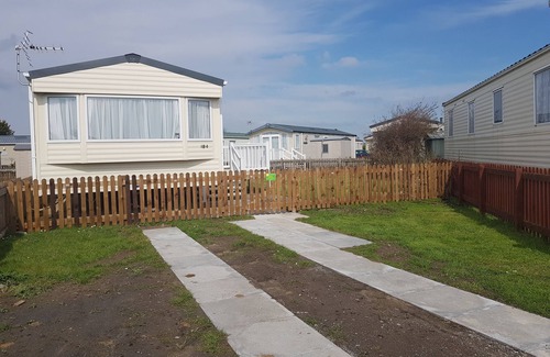 Brean House | 8 Berth Caravan with Spacious enclosed garden