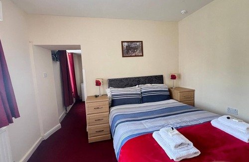 Roundham Bed & Breakfast | 8 - Family Suite w/shower - Double Bed St. Pancras - Room 8