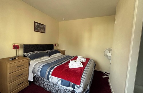 Roundham Bed & Breakfast | 8 - Family Suite w/shower - Double Bed St. Pancras - Room 8