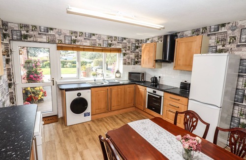 Ormskirk Cottage | 8 HEATONS BRIDGE ROAD, family friendly, with a garden in Scarisbrick