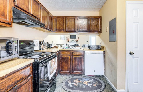 Lithonia House | 8 Mi to Stone Mountain: Quiet Getaway w/Deck