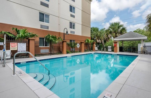 Biggar Hotel | 8 Miles Away from Fort Myers Beaches Family Room w/Kitchen and Free Parking