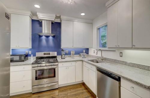 Victoria Park House | 8 Min To Beach - Pool Grill Outdoor Seating