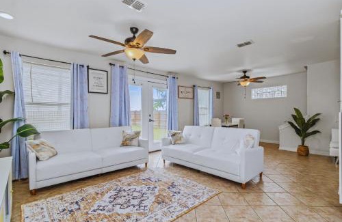 Port Isabel House | 8 Mins to SPI Beach Spacious 3BR with Backyard
