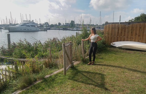 Anjum House | 8 pers Chalet Carla in front of the Lauwersmeer and own fishing pier
