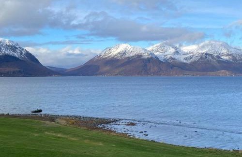 Lyngen House | 8 person holiday home in Svensby, cleaning included