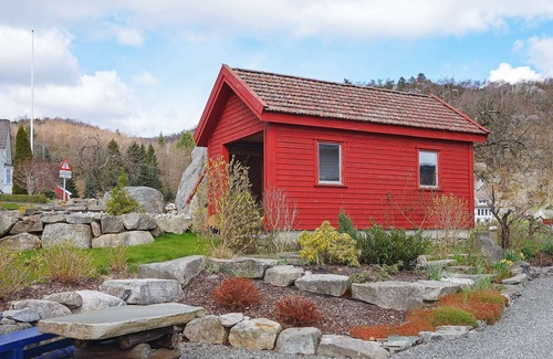 Hjelmeland House | 8 person holiday home in Skiftun