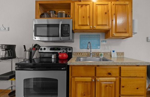 Downtown Cannon Beach Cottage | 8 Pirates Cove: Beachside Escape | Walk to Beach | Dog-Friendly