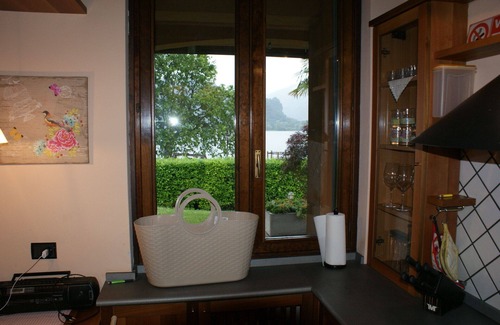 Brusimpiano Apartment | 80 m2 3-room house directly on Lake Lugano for a maximum of 4 people