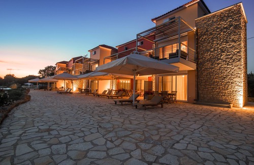 Gargaliani House | 80sqm waterfront family house with pool