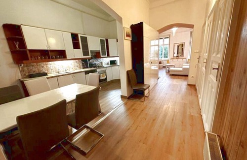 Belso-Ferencvaros Apartment | 82 m² Apartment with Danube View – Central Budapest, 24/7 Self Check-in