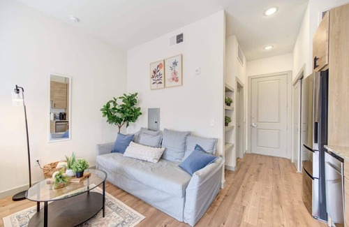 Washington Ave./ Memorial Park Apartment | 83 WalkScore - Downtown - Fast Wifi -Monthly stay
