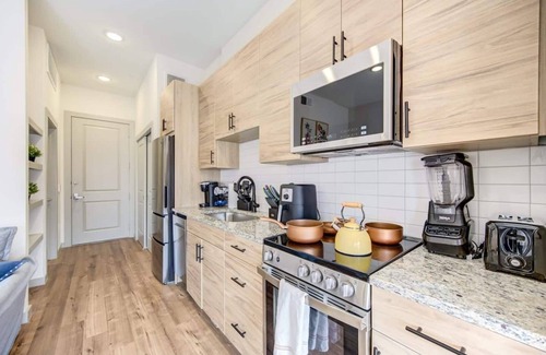 Washington Ave./ Memorial Park Apartment | 83 WalkScore - Downtown - Fast Wifi -Monthly stay