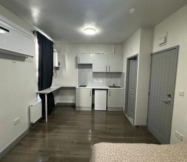 Loxford Apartment | 8A Chapel