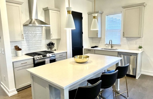 Charlotte House | 8BR Southend Walk to Everything Sleeps 20