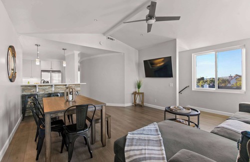 Mission Beach Villa | 9 Bedrooms-7 Bath-2 Kitchens-Parking-Sleeps 22!