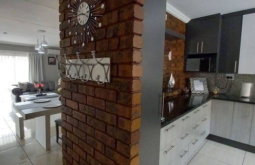 Boksburg House | 9 km from OR Tambo, 2 Bedrooms, Aircon, WIFI, DSTV (sleeps 4)