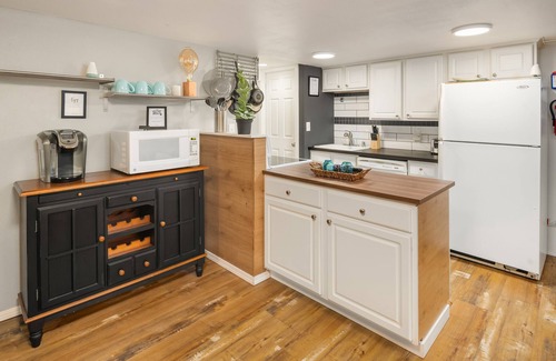 Three Tree Point Apartment | 900 Sqft Modern One Bedroom Close to Ocean/Airport with W/D and Private garage